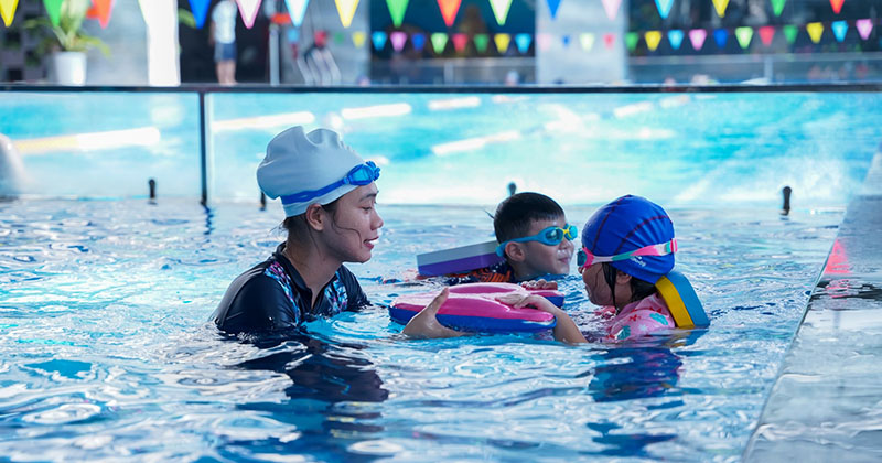 Trẻ em sẽ được sử dụng phao cứu sinh khi học bơi