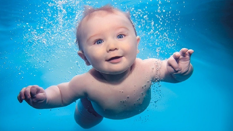 Các bước dạy bơi cho trẻ sơ sinh